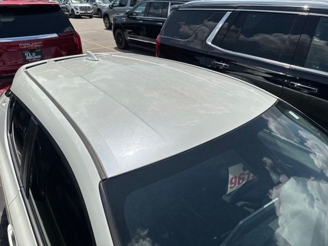 Toyota C-HR Vehicle Full-screen Gallery Image 07