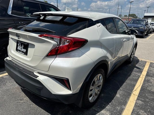 Toyota C-HR Vehicle Full-screen Gallery Image 09