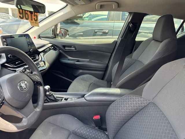 Toyota C-HR Vehicle Full-screen Gallery Image 10