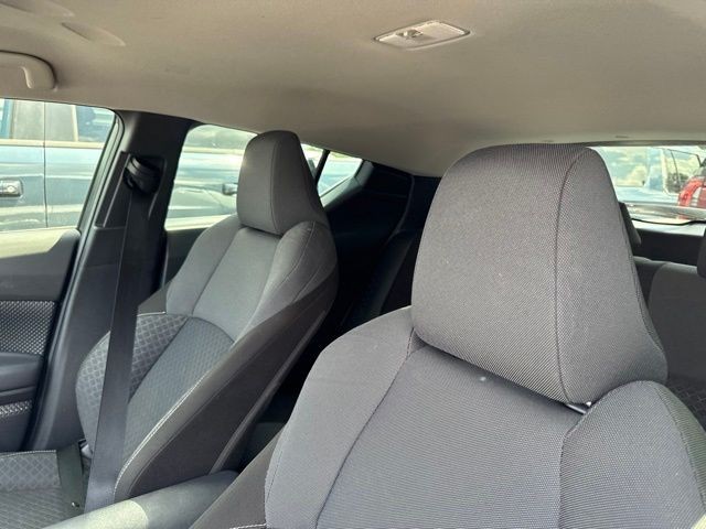 Toyota C-HR Vehicle Full-screen Gallery Image 11