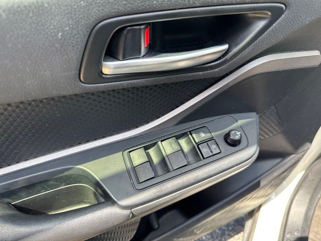 Toyota C-HR Vehicle Full-screen Gallery Image 14