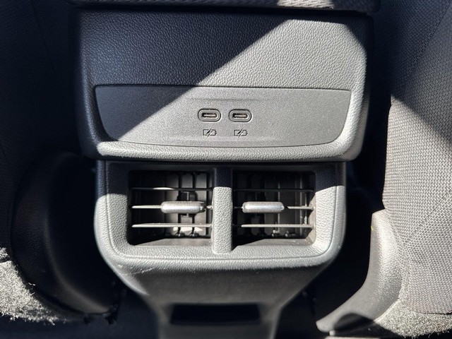 Chevrolet Equinox Vehicle Full-screen Gallery Image 25