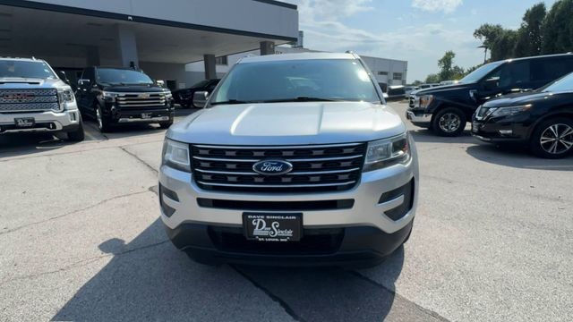 Ford Explorer Vehicle Full-screen Gallery Image 03