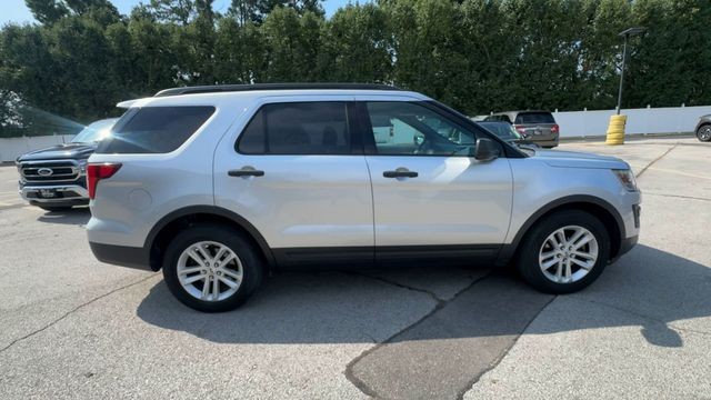 Ford Explorer Vehicle Full-screen Gallery Image 11