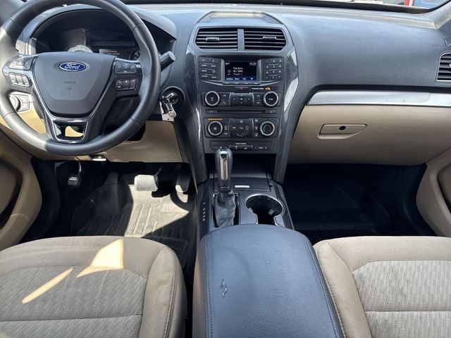 Ford Explorer Vehicle Full-screen Gallery Image 13