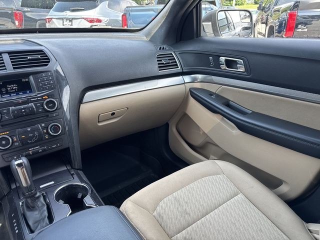 Ford Explorer Vehicle Full-screen Gallery Image 14