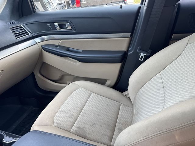 Ford Explorer Vehicle Full-screen Gallery Image 15