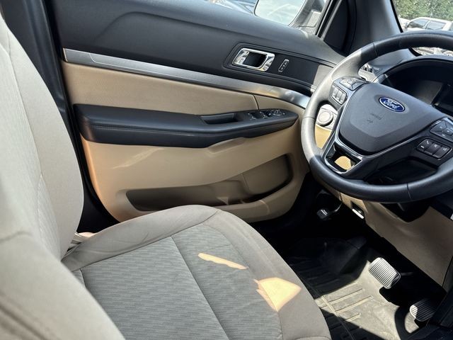 Ford Explorer Vehicle Full-screen Gallery Image 20