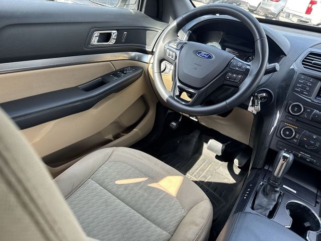 Ford Explorer Vehicle Full-screen Gallery Image 21