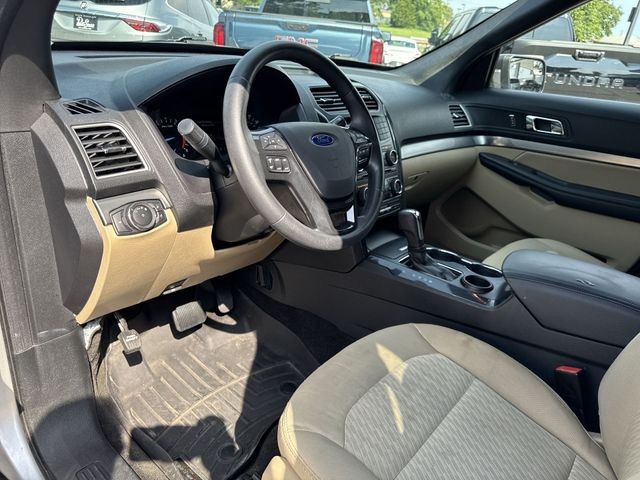 Ford Explorer Vehicle Full-screen Gallery Image 22