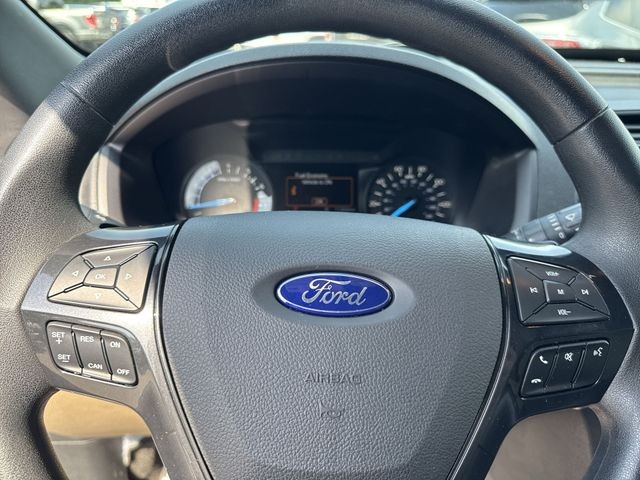 Ford Explorer Vehicle Full-screen Gallery Image 23