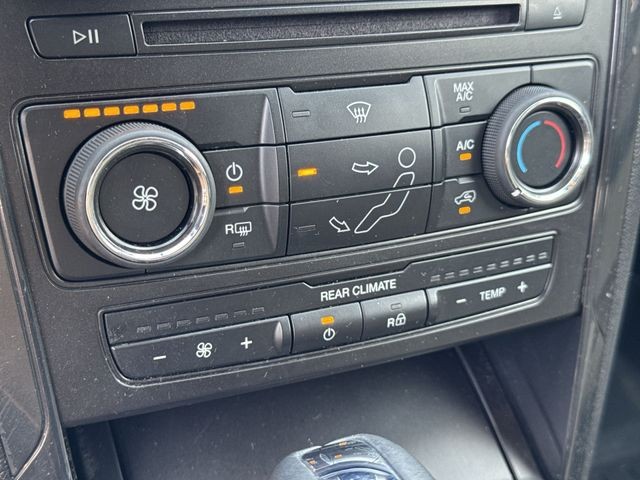 Ford Explorer Vehicle Full-screen Gallery Image 29