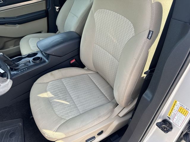 Ford Explorer Vehicle Full-screen Gallery Image 30