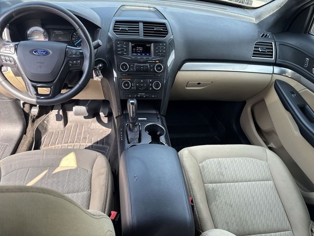 Ford Explorer Vehicle Full-screen Gallery Image 31