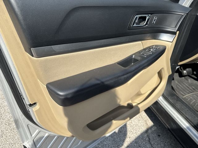 Ford Explorer Vehicle Full-screen Gallery Image 33