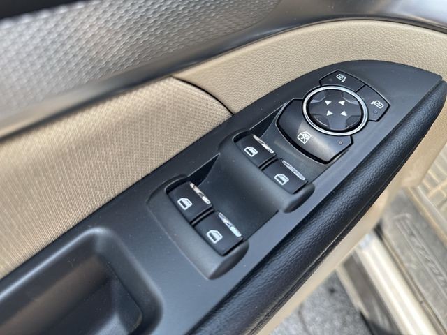 Ford Explorer Vehicle Full-screen Gallery Image 34