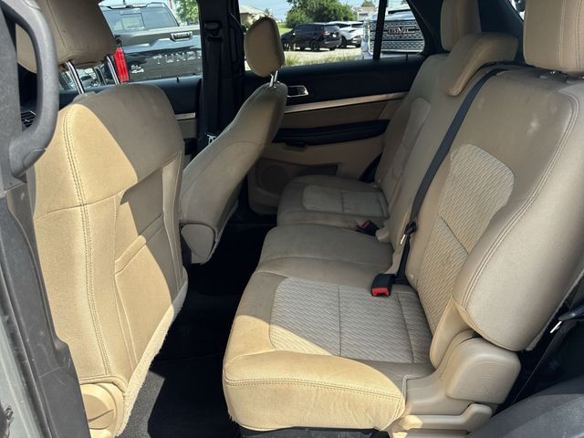 Ford Explorer Vehicle Full-screen Gallery Image 35