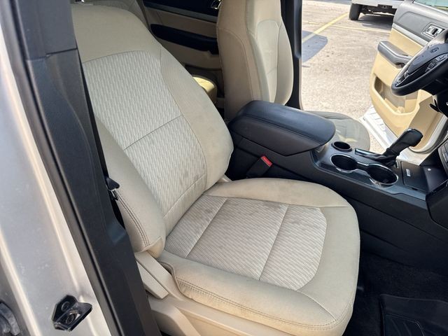 Ford Explorer Vehicle Full-screen Gallery Image 38