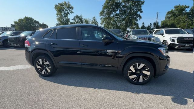 Volkswagen Atlas Cross Sport Vehicle Full-screen Gallery Image 02