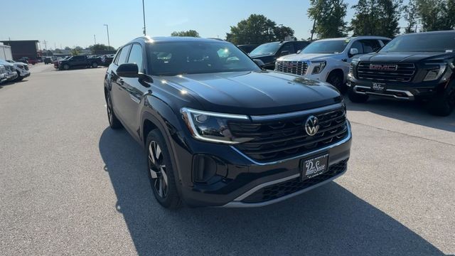Volkswagen Atlas Cross Sport Vehicle Full-screen Gallery Image 03