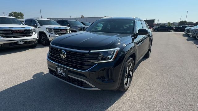 Volkswagen Atlas Cross Sport Vehicle Full-screen Gallery Image 05