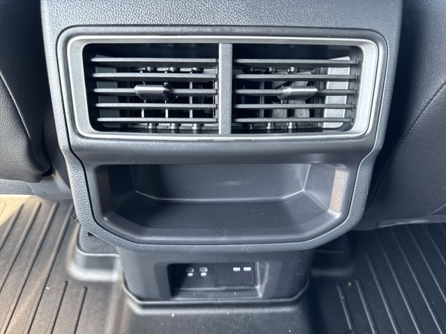 Volkswagen Atlas Cross Sport Vehicle Full-screen Gallery Image 24