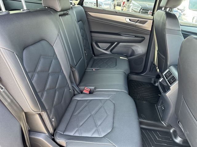 Volkswagen Atlas Cross Sport Vehicle Full-screen Gallery Image 29