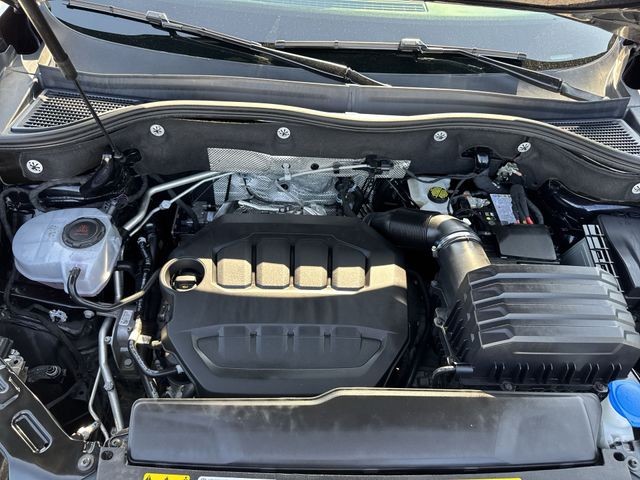 Volkswagen Atlas Cross Sport Vehicle Full-screen Gallery Image 32
