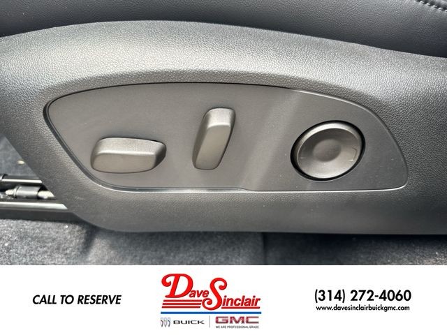 GMC Acadia Vehicle Full-screen Gallery Image 12