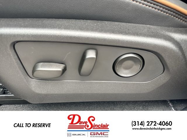 GMC Canyon Vehicle Full-screen Gallery Image 12