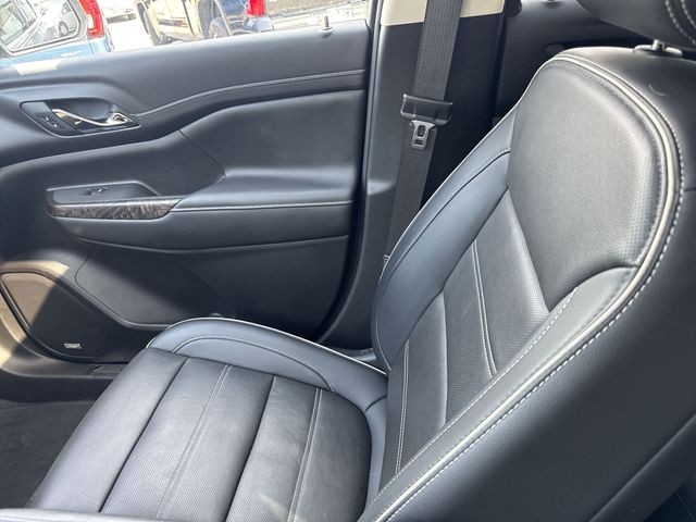 GMC Acadia Vehicle Full-screen Gallery Image 15