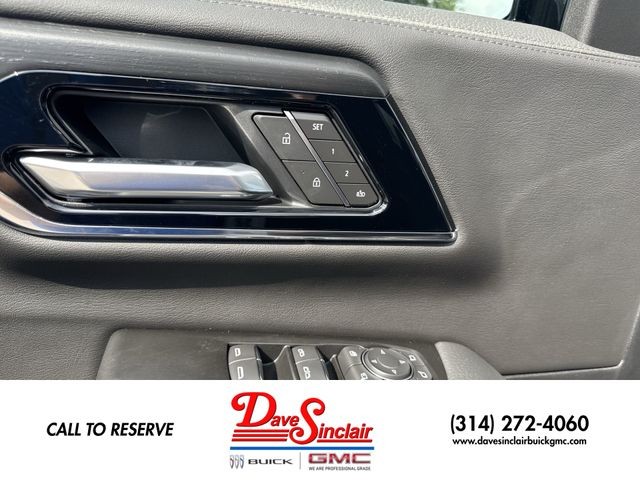 GMC Yukon XL Vehicle Full-screen Gallery Image 13