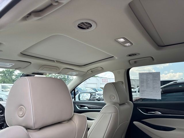 Buick Enclave Vehicle Full-screen Gallery Image 11