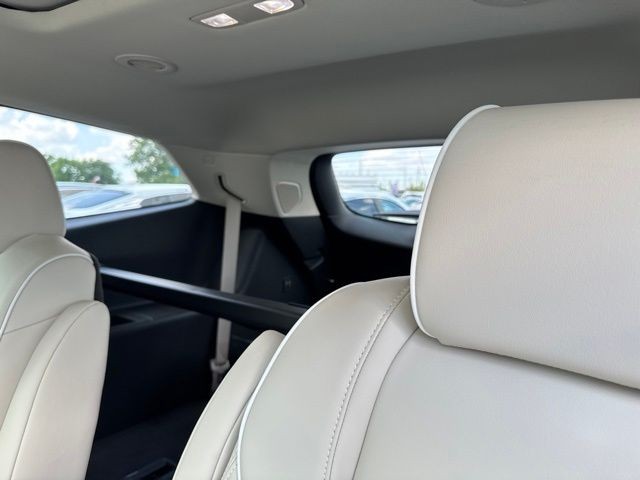 Buick Enclave Vehicle Full-screen Gallery Image 13