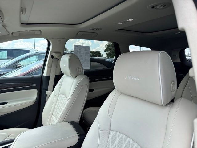 Buick Enclave Vehicle Full-screen Gallery Image 15