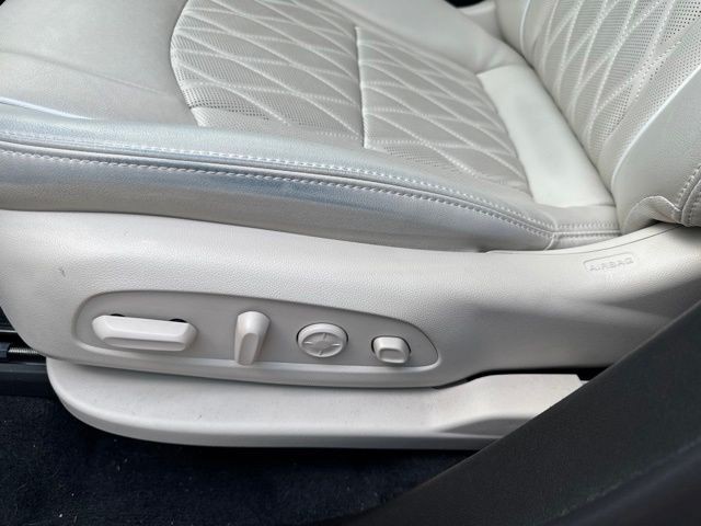 Buick Enclave Vehicle Full-screen Gallery Image 17