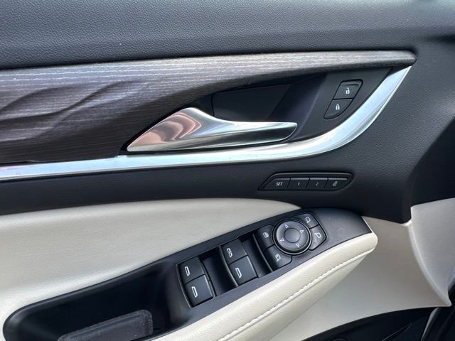 Buick Enclave Vehicle Full-screen Gallery Image 18
