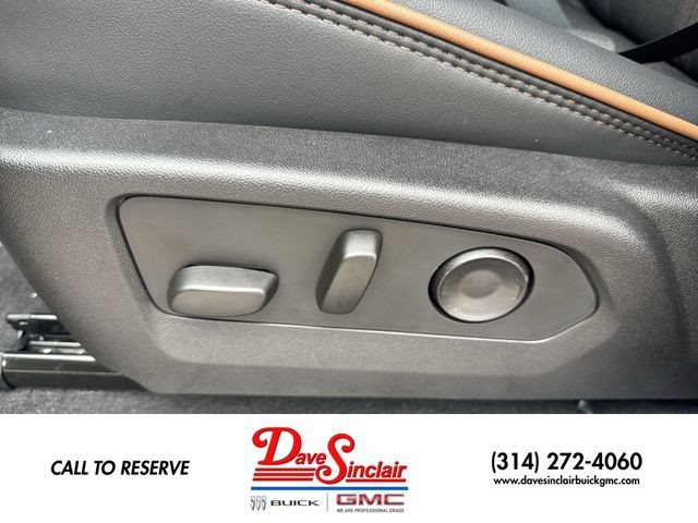GMC Canyon Vehicle Full-screen Gallery Image 12