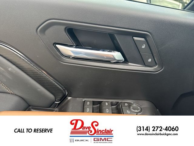 GMC Canyon Vehicle Full-screen Gallery Image 13