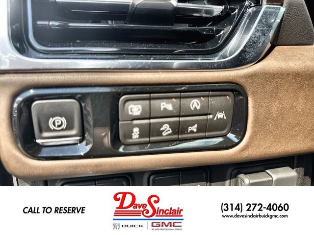 GMC Yukon XL Vehicle Full-screen Gallery Image 36