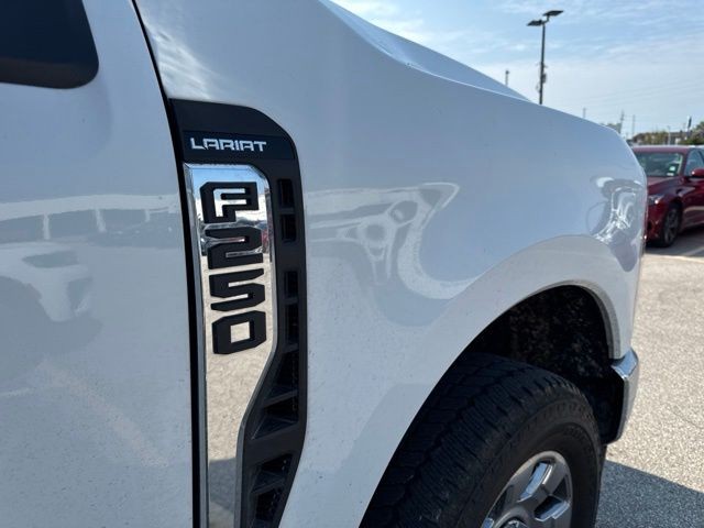 Ford Super Duty F-250 SRW Vehicle Full-screen Gallery Image 03