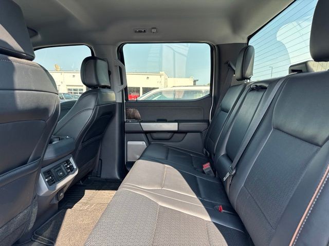 Ford Super Duty F-250 SRW Vehicle Full-screen Gallery Image 06