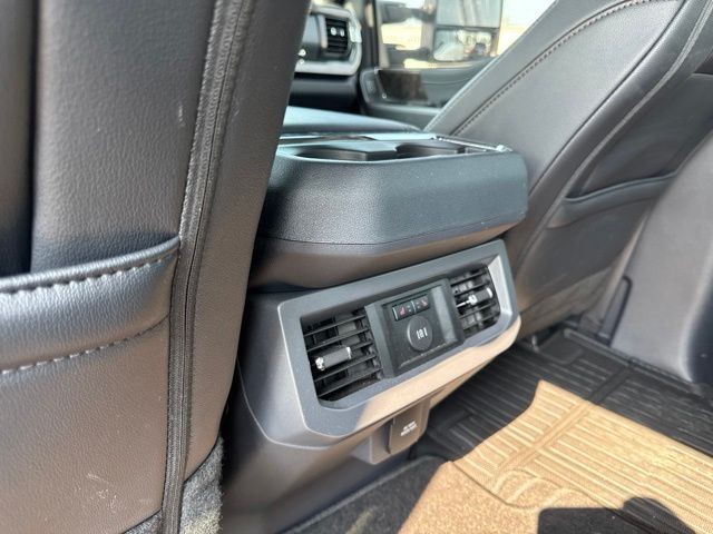 Ford Super Duty F-250 SRW Vehicle Full-screen Gallery Image 07