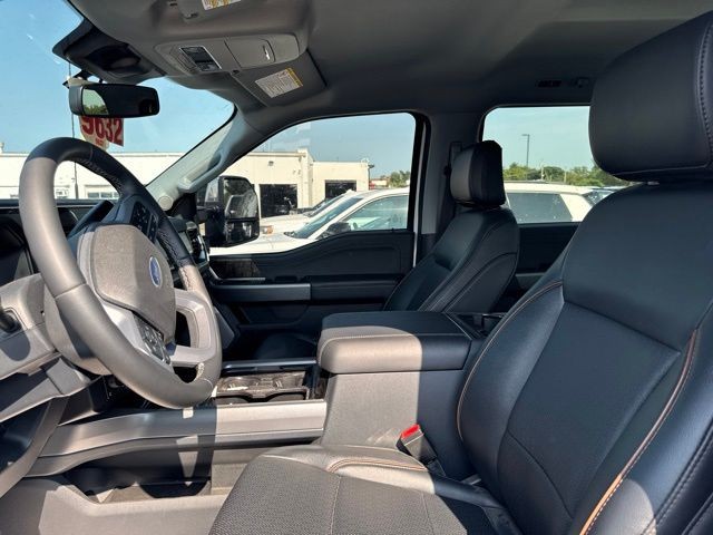 Ford Super Duty F-250 SRW Vehicle Full-screen Gallery Image 09