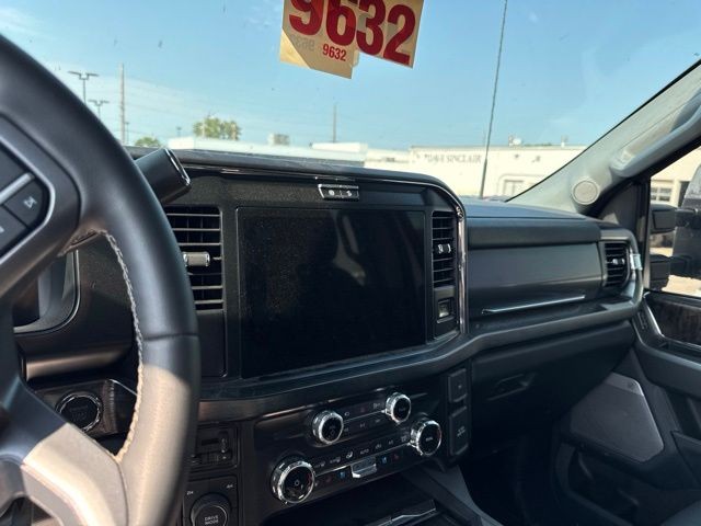 Ford Super Duty F-250 SRW Vehicle Full-screen Gallery Image 15