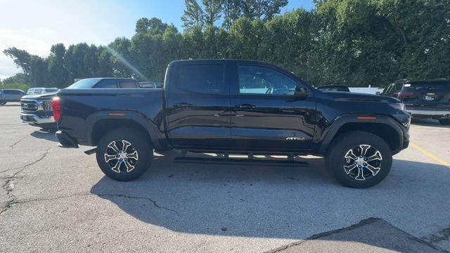 GMC Canyon Vehicle Full-screen Gallery Image 11