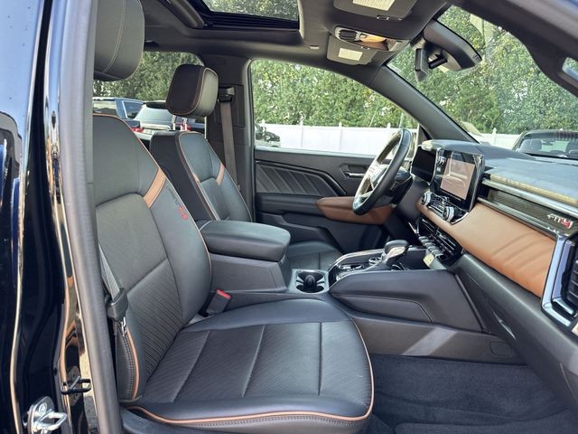GMC Canyon Vehicle Full-screen Gallery Image 32