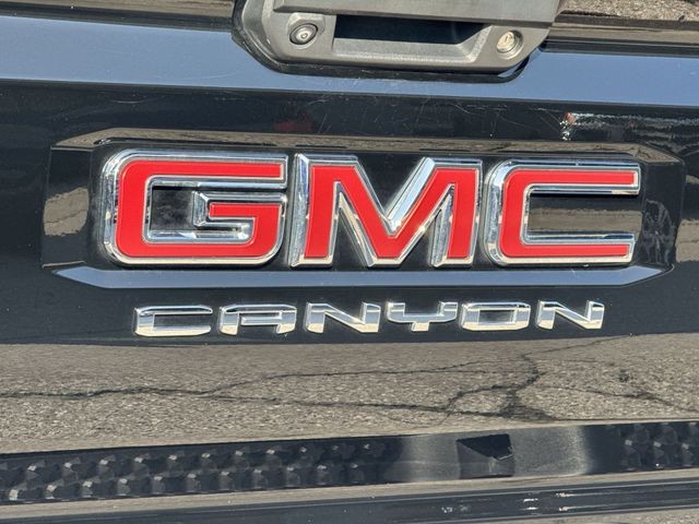GMC Canyon Vehicle Full-screen Gallery Image 36