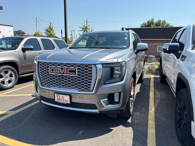 GMC Yukon Vehicle Full-screen Gallery Image 02
