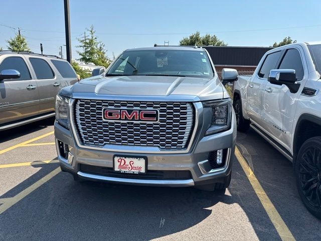 GMC Yukon Vehicle Full-screen Gallery Image 03